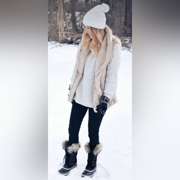 BRAND NEW - never worn Joan of arctic boots. Size 9 great condition. With box - Picture 2 of 4